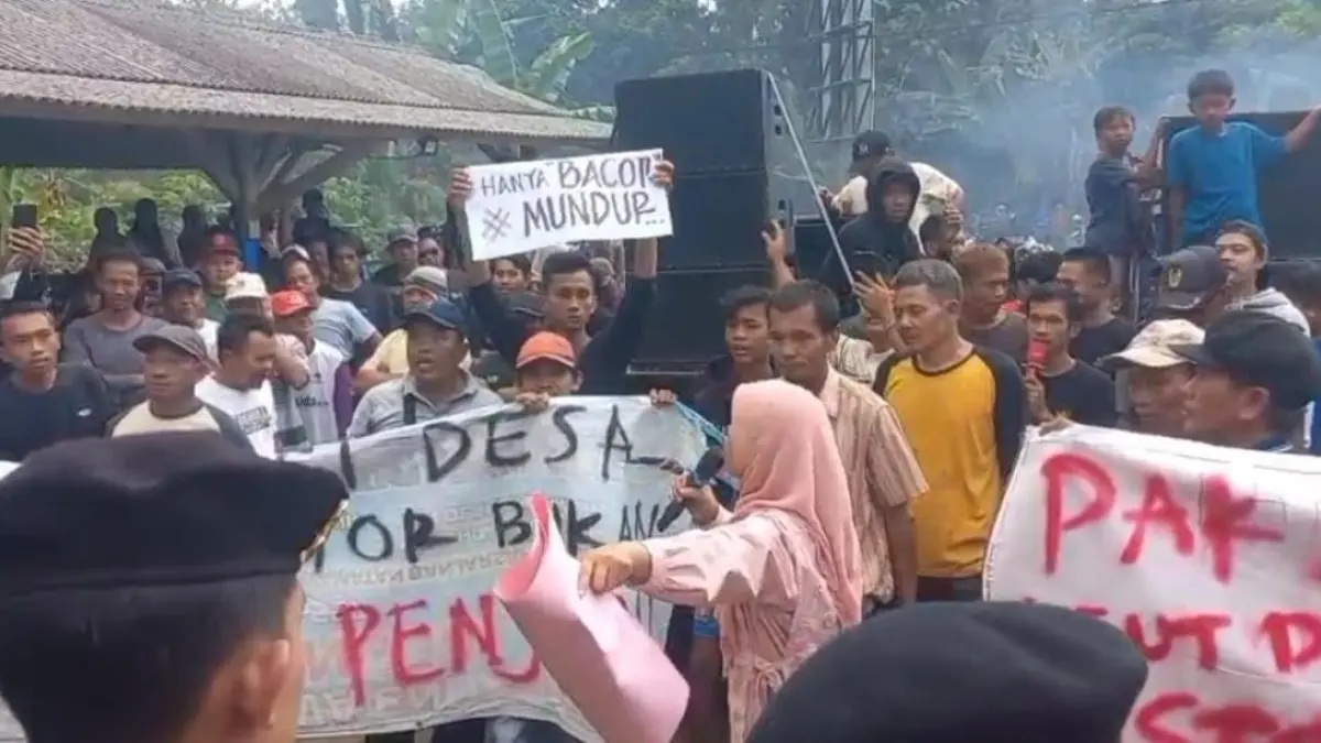 Warga Desa Cicapar Demo