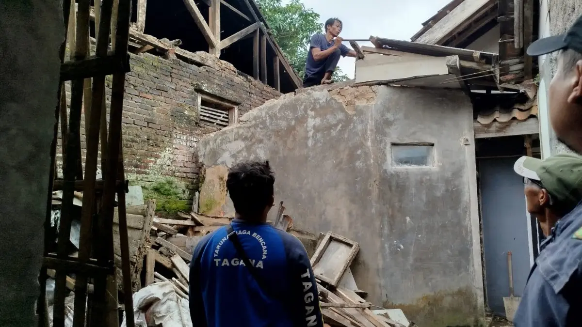 Dua RUmah di Sariwangi Ambruk