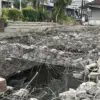 Pembongkaran bangunan saluran irigasi cimulu kota tasikmalaya