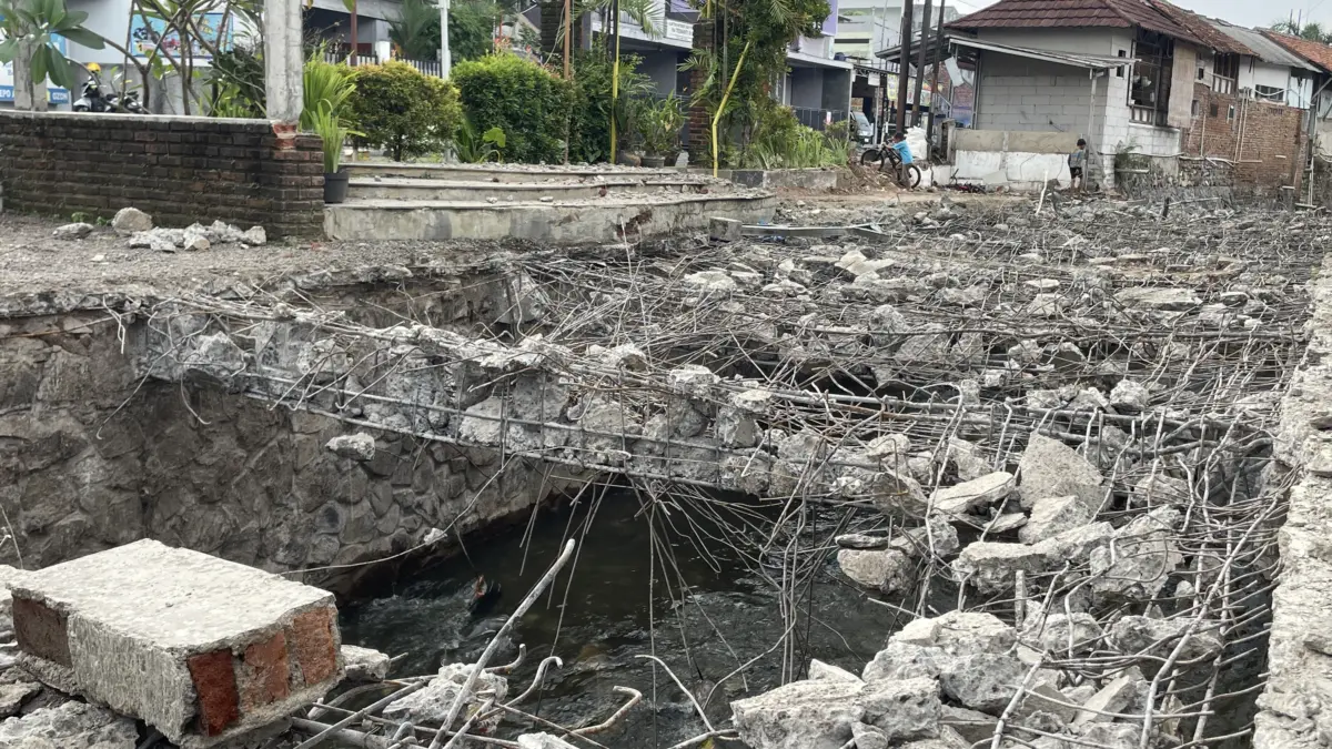 Pembongkaran bangunan saluran irigasi cimulu kota tasikmalaya