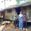Sela gadis yang tinggal di rumah bekas kandang ayam