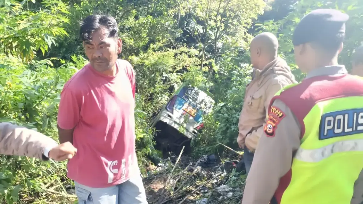 Mobil Elf Masuk Jurang di Garut
