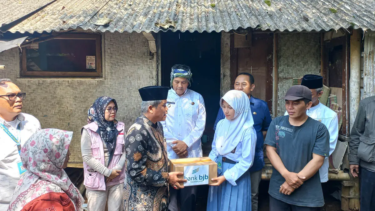 gadis yang viral tinggal di rumah panggung
