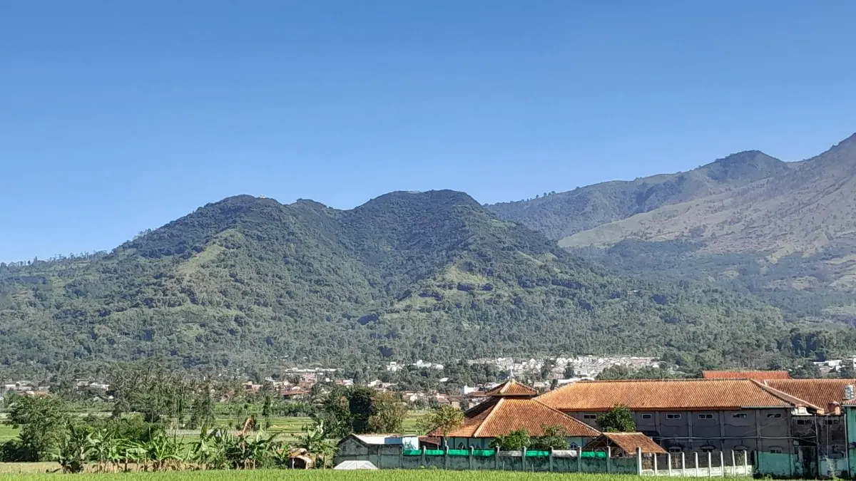 Mendirikan Bangunan di Sekitar Gunung Guntur