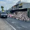 Truk Minyak Goreng Terguling di Jalur Garut