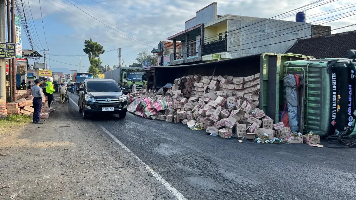 Truk Minyak Goreng Terguling di Jalur Garut