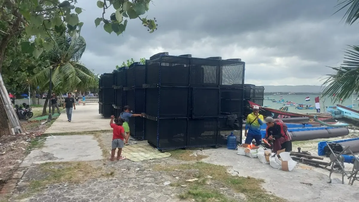 Pemasangan Keramba Jaring Apung di Pantai Timur Pangandaran