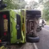 Truk Pengangkut Batu Besar Terguling di Kota Banjar