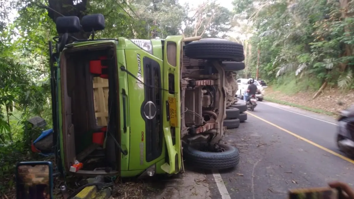 Truk Pengangkut Batu Besar Terguling di Kota Banjar
