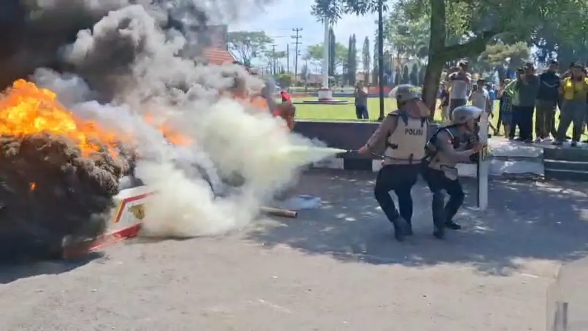 unjuk rasa nelayan pangandaran