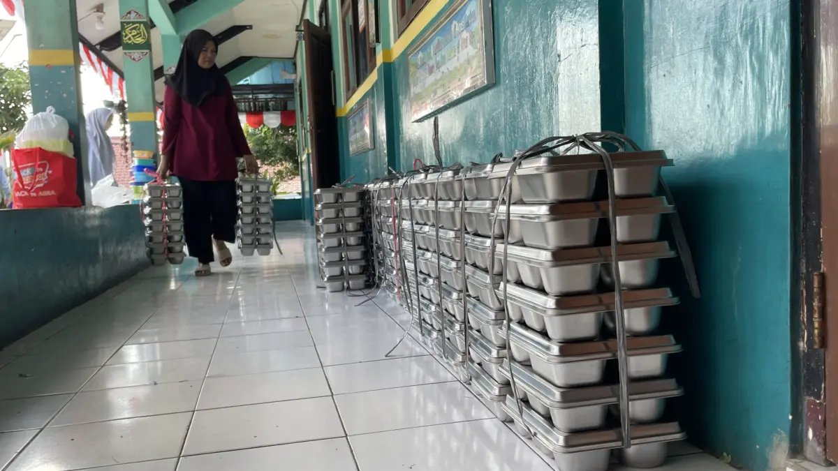 Makanan mbg terlambat datang ke sekolah di Tasikmalaya
