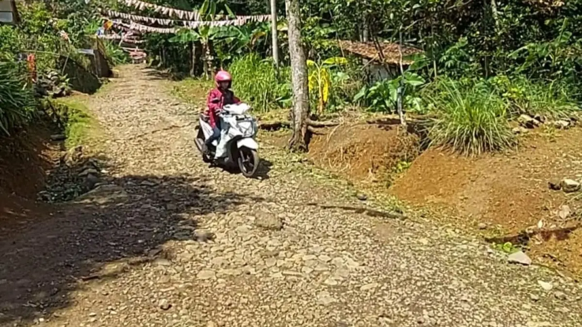 Jalan Rusak di Tanjungjaya Kabupaten Tasikmalaya