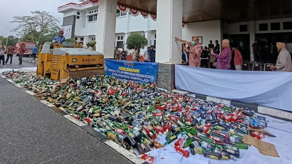 Pemusnahan miras di Bale Kota Tasikmalaya