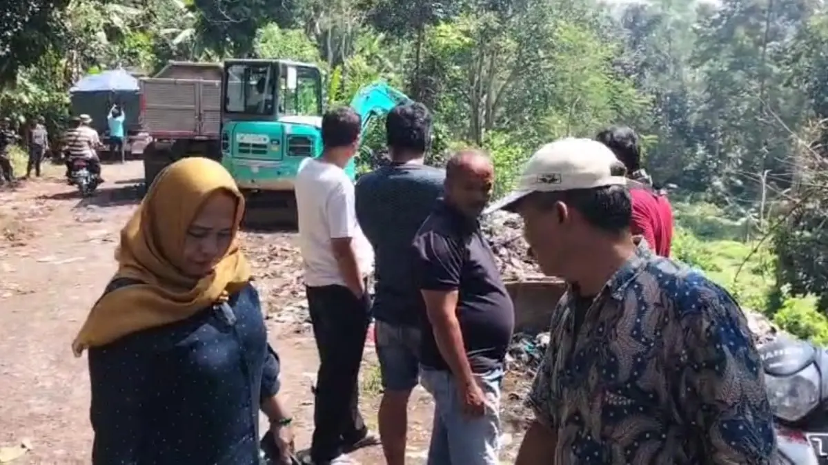 Sampah menumpuk di desa cibalong kabupaten tasikmalaya