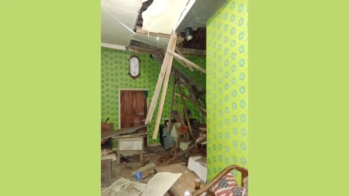 Atap Rumah Lansia Roboh di Pangandaran