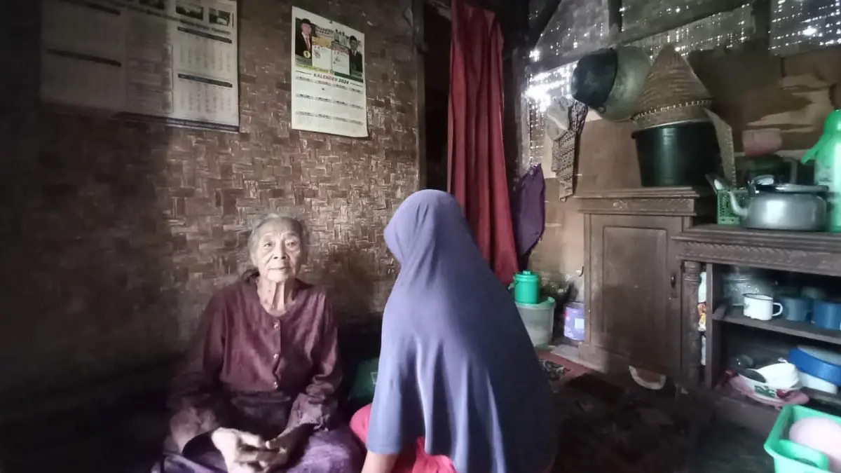 Mak Elem, lansia yang tinggal bersama anaknya yang tunanetra