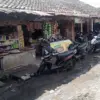 Pedagang di Pasar Cikajang