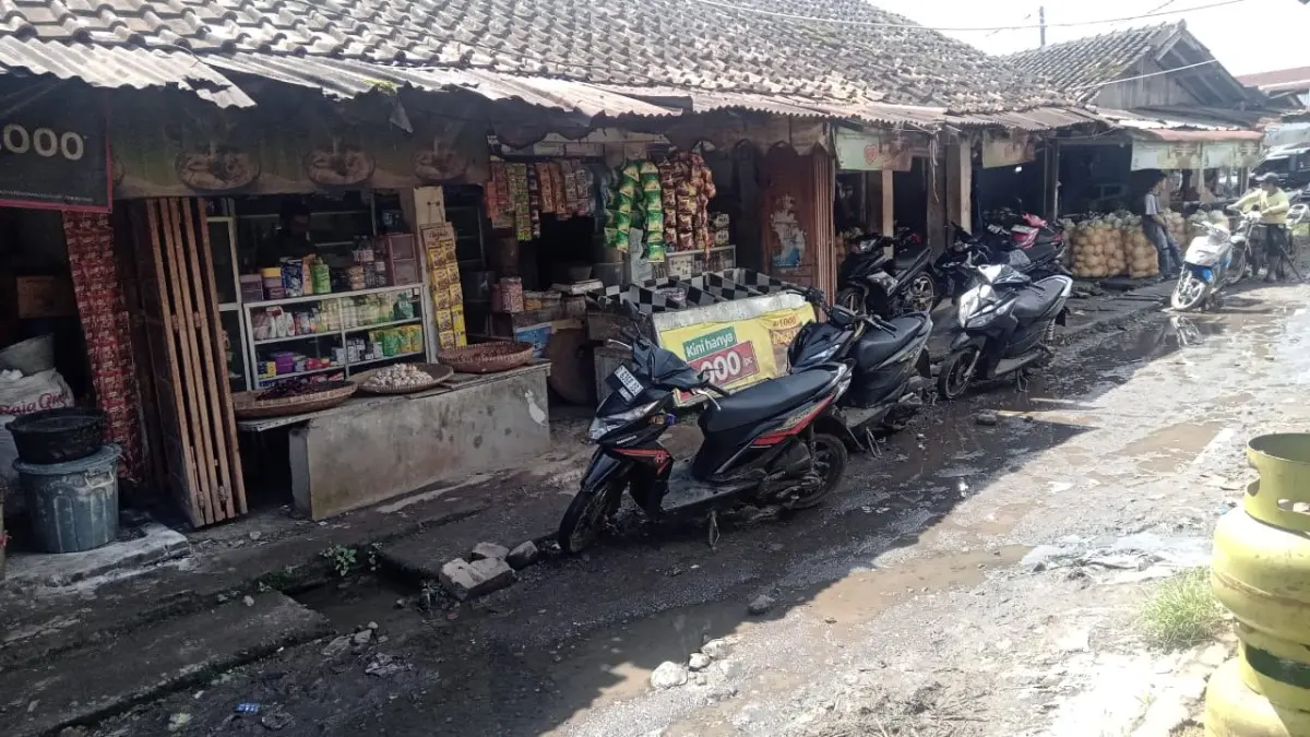 Pedagang di Pasar Cikajang