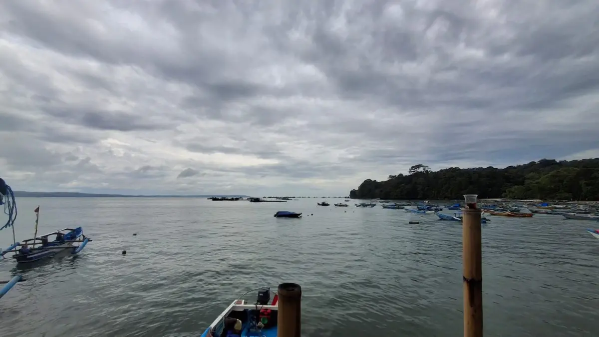 Pemasangan Keramba Jaring Apung di Pantai Timur Pangandaran