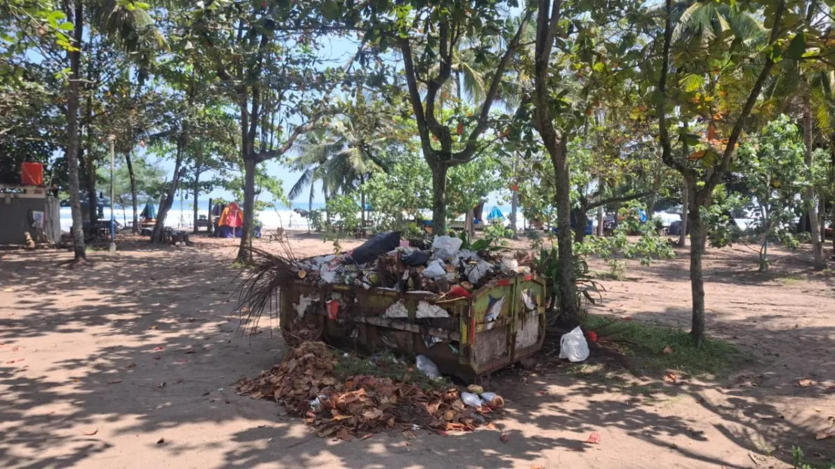 sampah di objek wisata Pantai Pangandaran