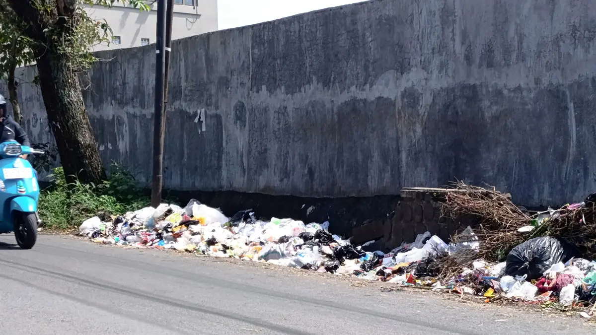 sampah di seberang SDN Nagarawangi