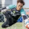Kiper Persebaya Ernando Ari Blak-Blakan Lawan Thom Haye dan Eliano Reijnders