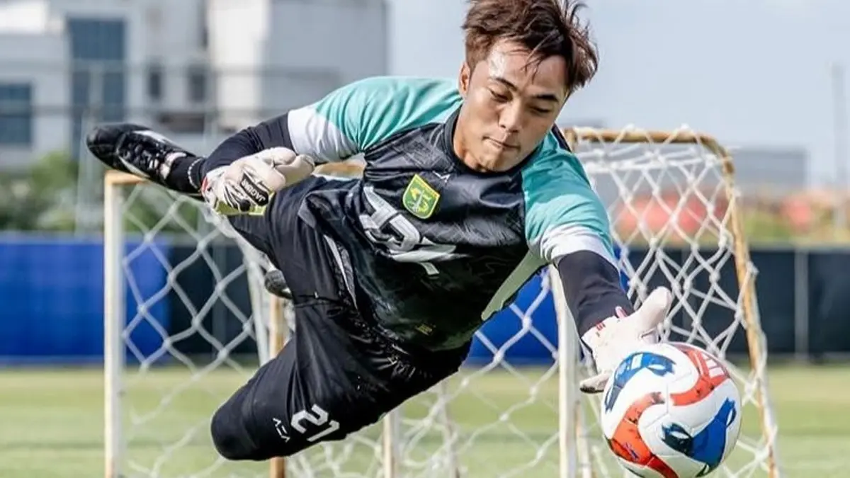 Kiper Persebaya Ernando Ari Blak-Blakan Lawan Thom Haye dan Eliano Reijnders