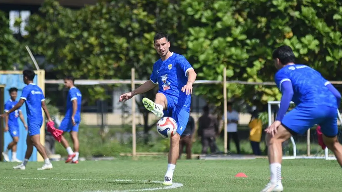 Persib Pakai Taktik 3-4-3