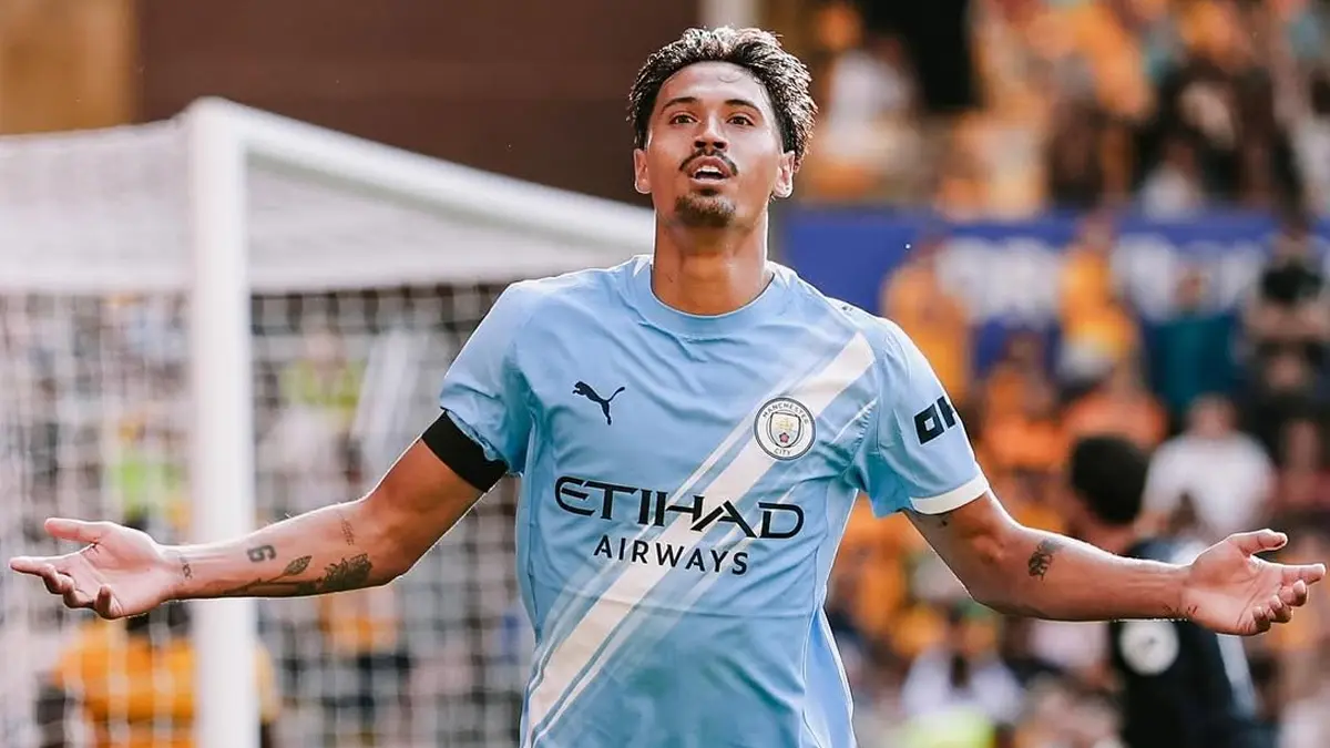 Gelandang Manchester City Tijjani Reijnders senggol Persib Bandung