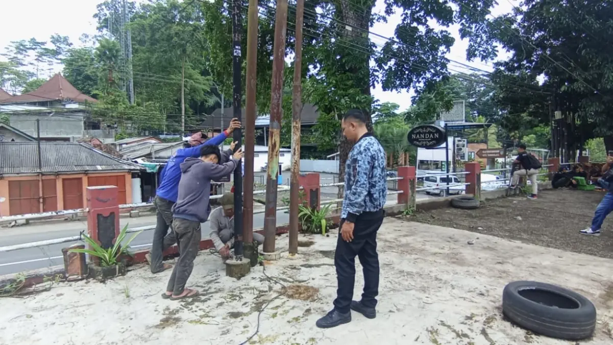 Pemotongan tiang dan kabel internet di Kota Tasikmalaya