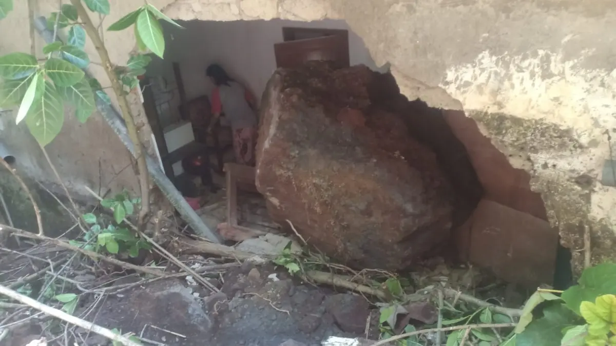 Batu Besar Jebol Rumah Warga