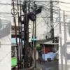 Tiang kabel jaringan internet Jalan HZ Kota Tasikmalaya