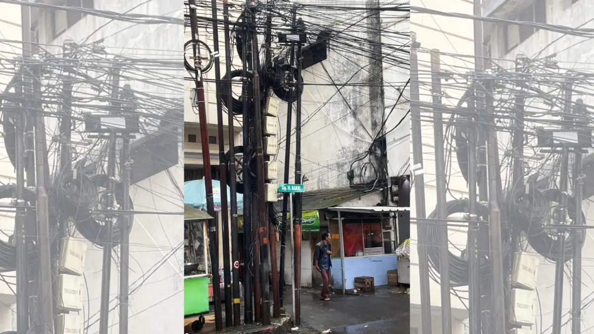 Tiang kabel jaringan internet Jalan HZ Kota Tasikmalaya