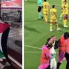 fans yang membawa bendera Palestina