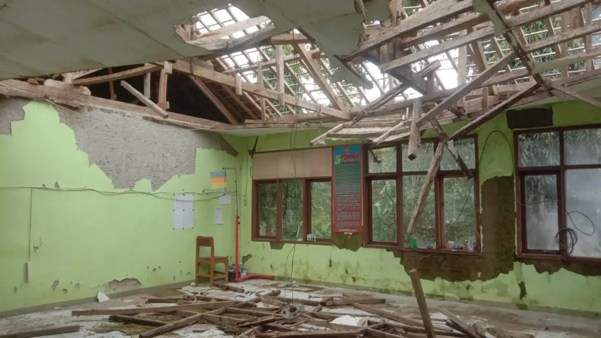 Ruang Kelas SDN 2 Panyutran Pangandaran Ambruk