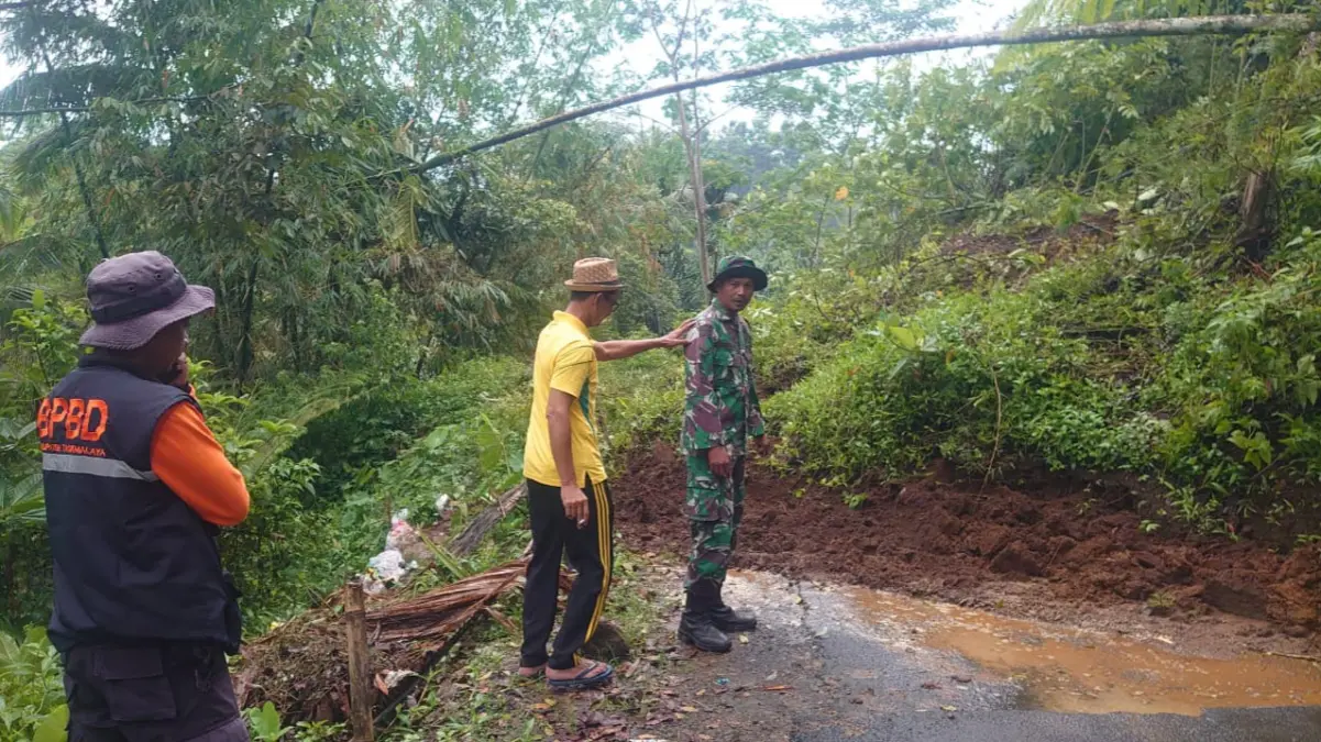 Longsor di cigalontang kabupaten tasikmalaya