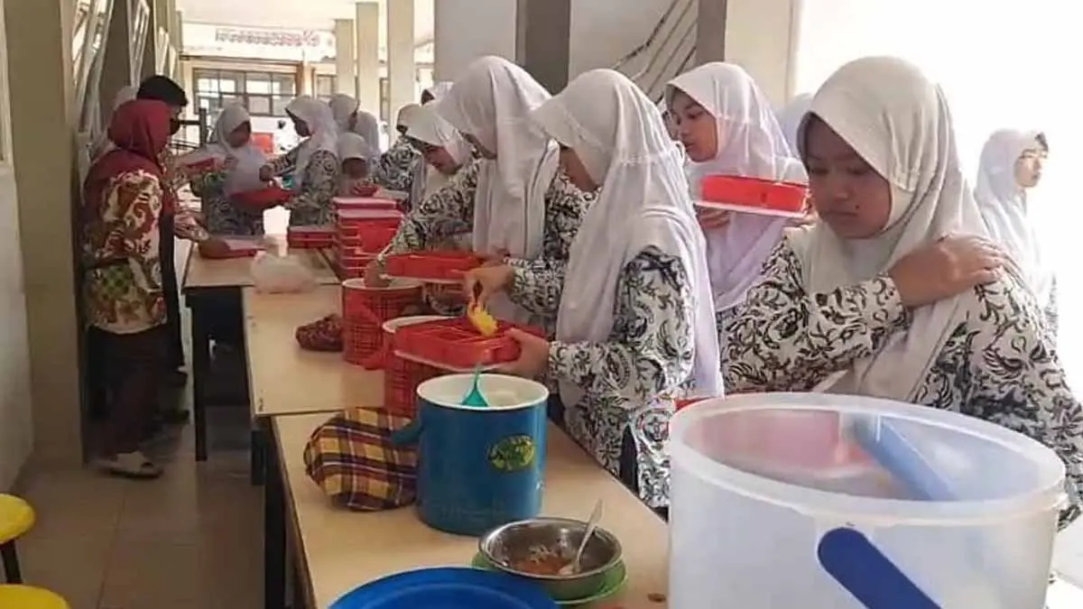 makan siang di SMP Al-Muttaqin