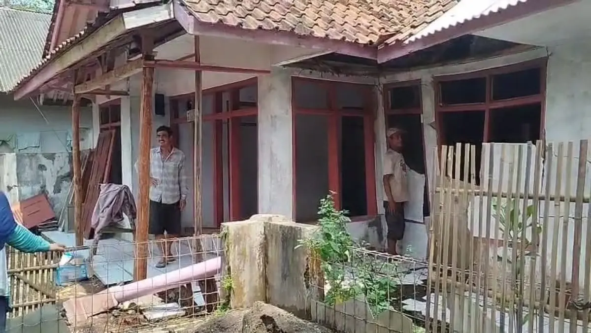 Rumah Rusak Akibat Retakan Tanah
