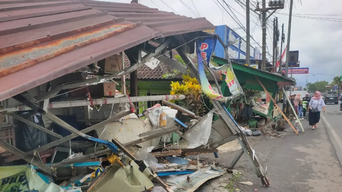 Warung oleh oleh di Ciamis rusak ditabrak mobil