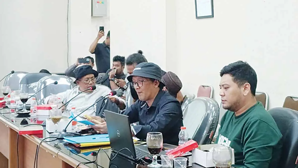 audiensi bangunan dekat SUTT