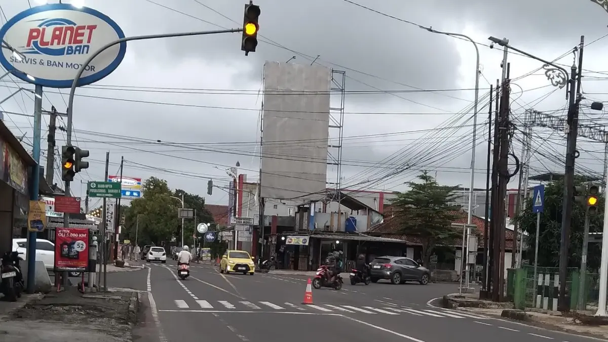Lampu Lalu Lintas Perempatan Djarum