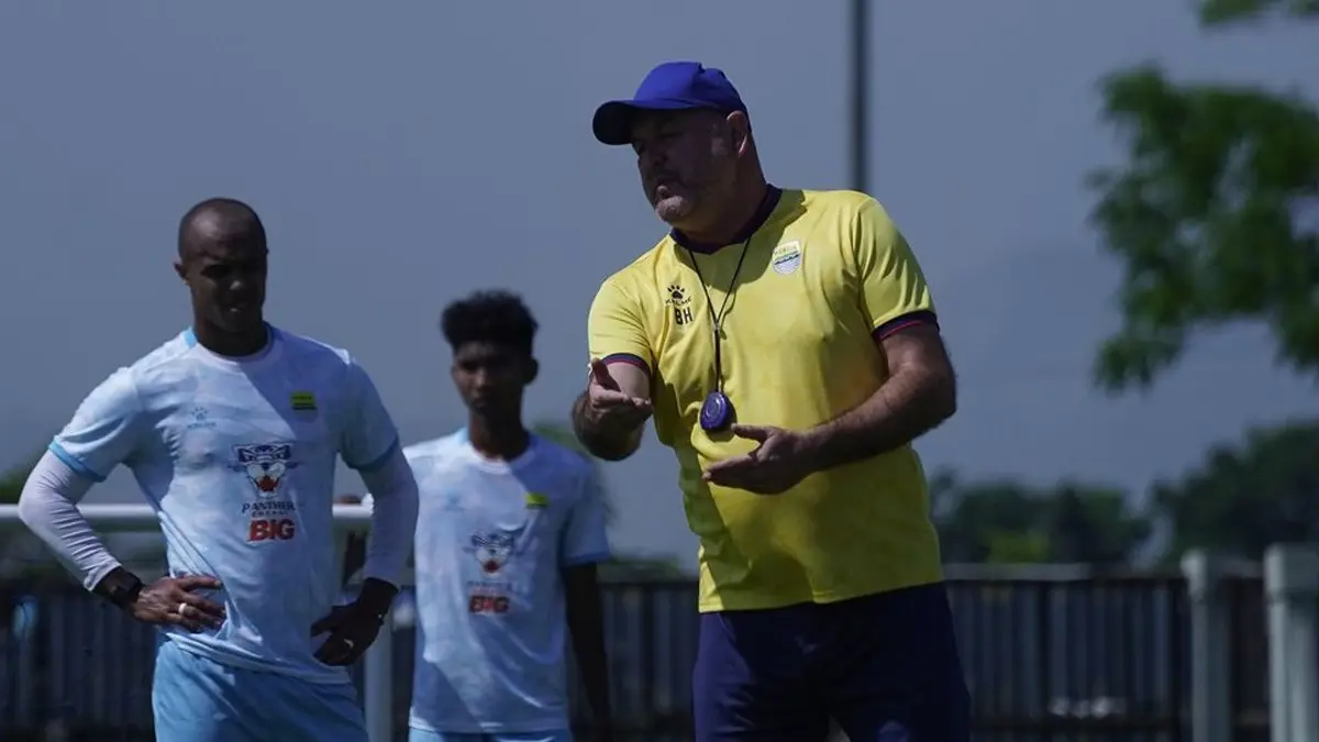 Cara Bojan Hodak Bawa Persib Menjemput Kemenangan di Markas PSBS Biak