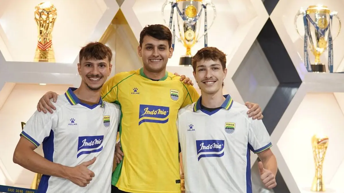 3 Turis Swiss Jatuh Hati kepada Persib Bandung