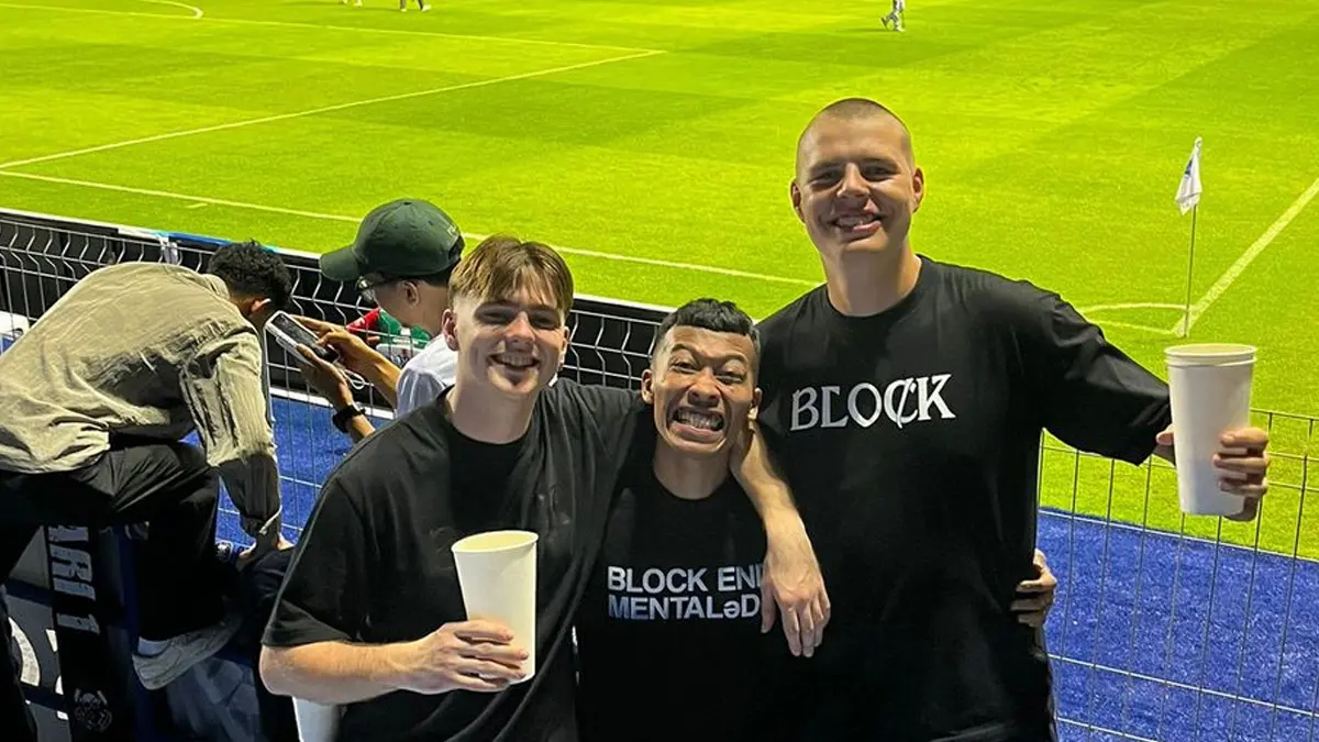 Dua Sahabat Asal Britania Raya Rasakan Langsung Atmosfer Kemenangan Persib di Thailand