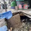 Trotoar jalan ambruk, saluran irigasi,