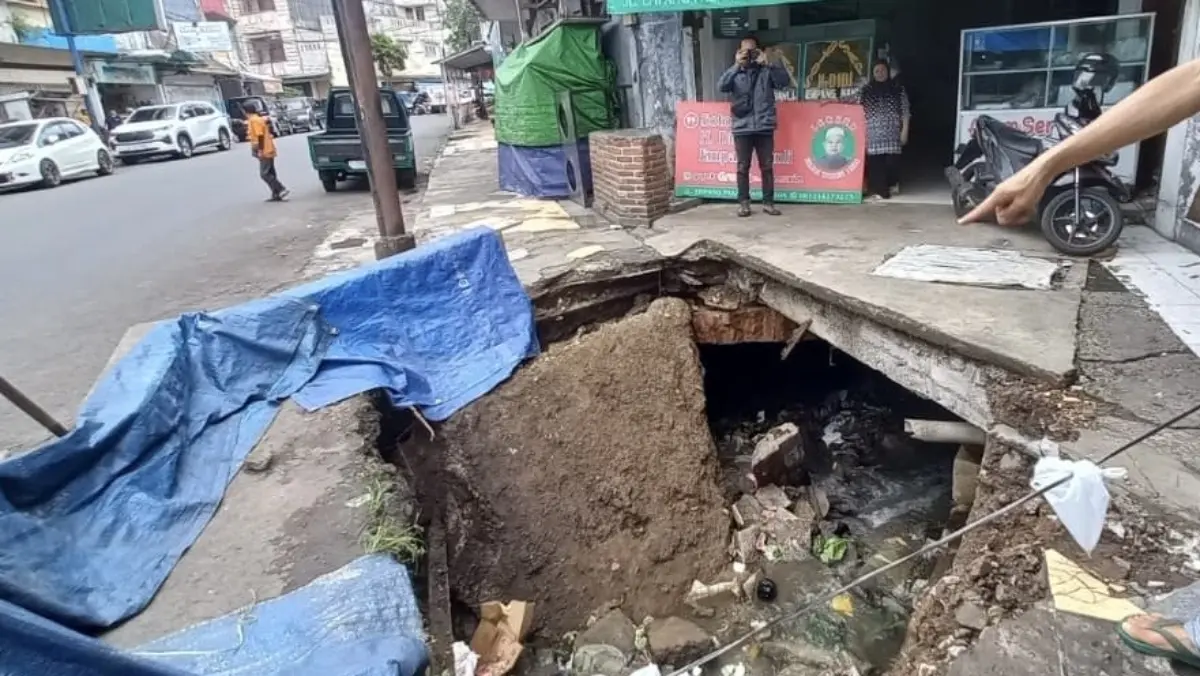 Trotoar di Atas Saluran Air Ambruk di Jalan Empang Pasar Mambo Kota Tasikmalaya, Dua Gerobak Pedagang Rusak Trotoar jalan ambruk, saluran irigasi,