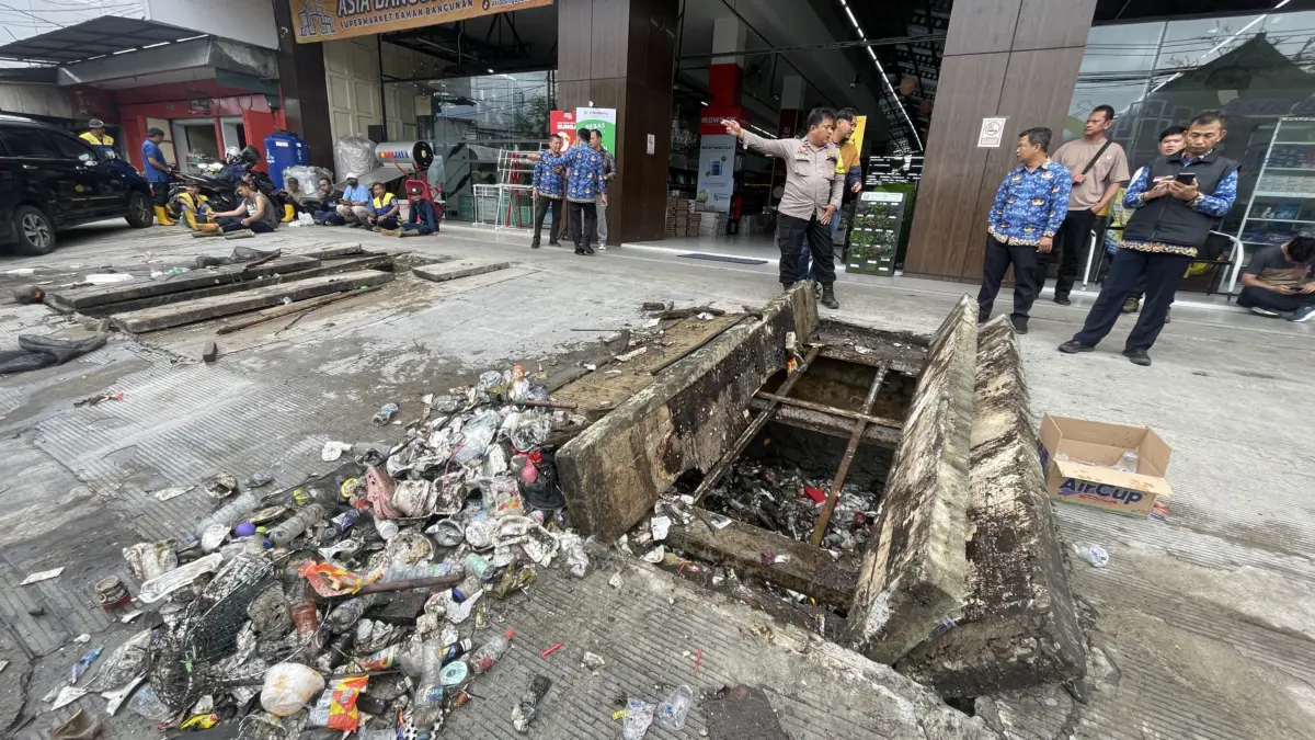 Saluran Irigasi Tertutup Tembok Cor di Jalan Sutsen Kota Tasikmalaya Dipenuhi Sampah Saluran irigasi ciromban dipenuhi sampah, kota tasikmalaya, kementerian lingkungan hidup