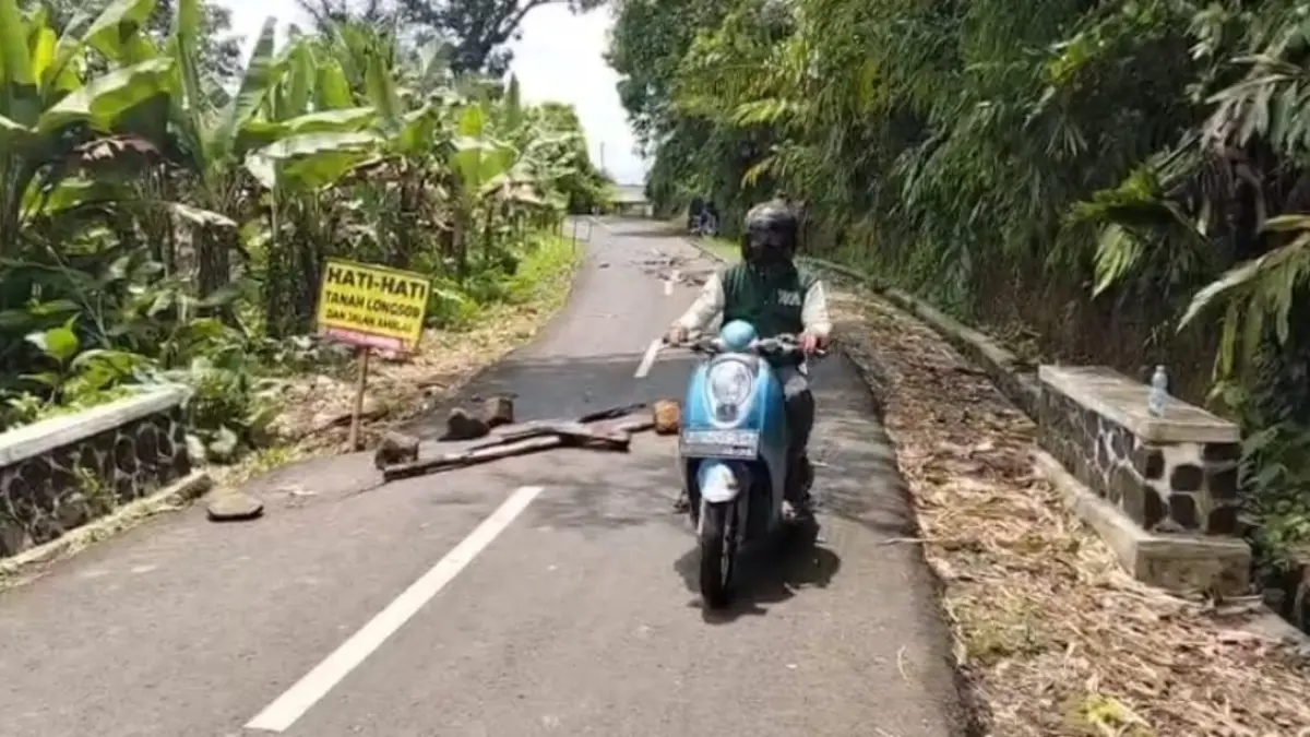 Jalan Retak di Cikalong Tasikmalaya