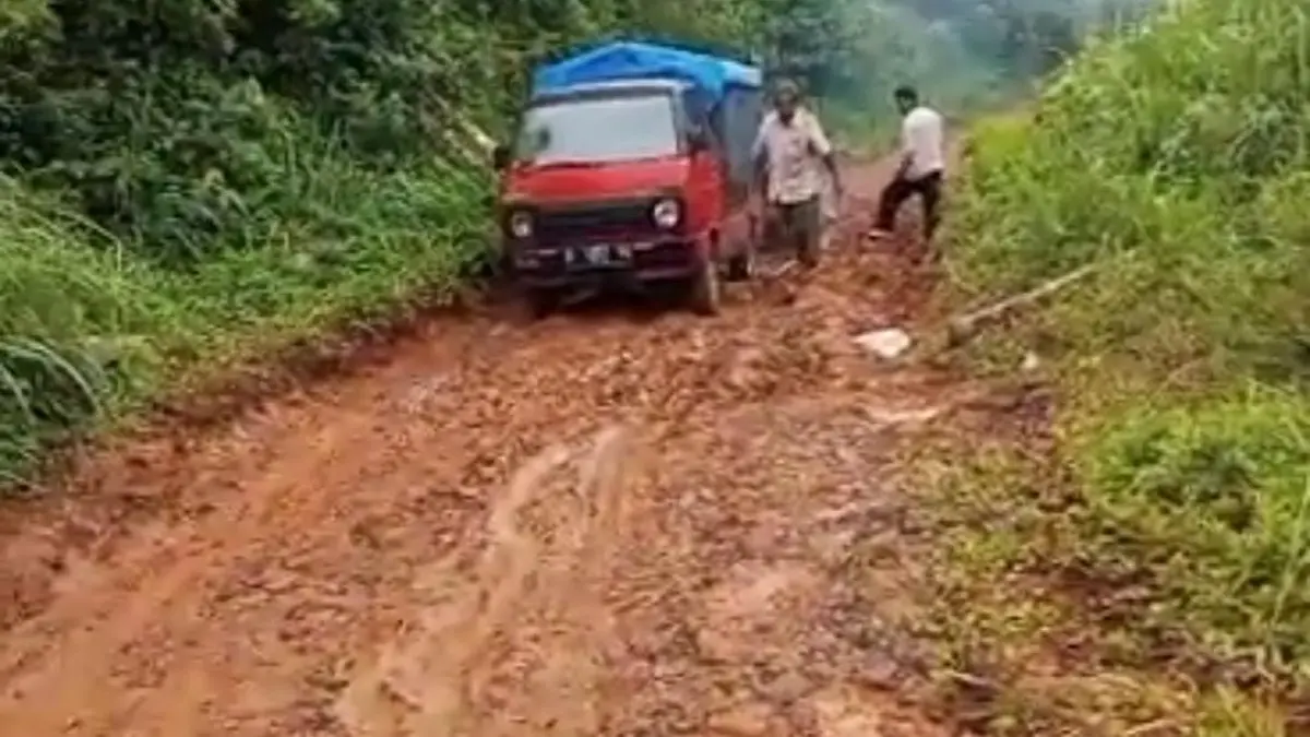 Puluhan Tahun Belum Kunjung Diperbaiki, Dua Ruas Jalan di Bojonggambir Tasikmalaya Masuk Prioritas Tahun 2026 Dua Ruas Jalan di Bojonggambir Tasikmalaya Rusak