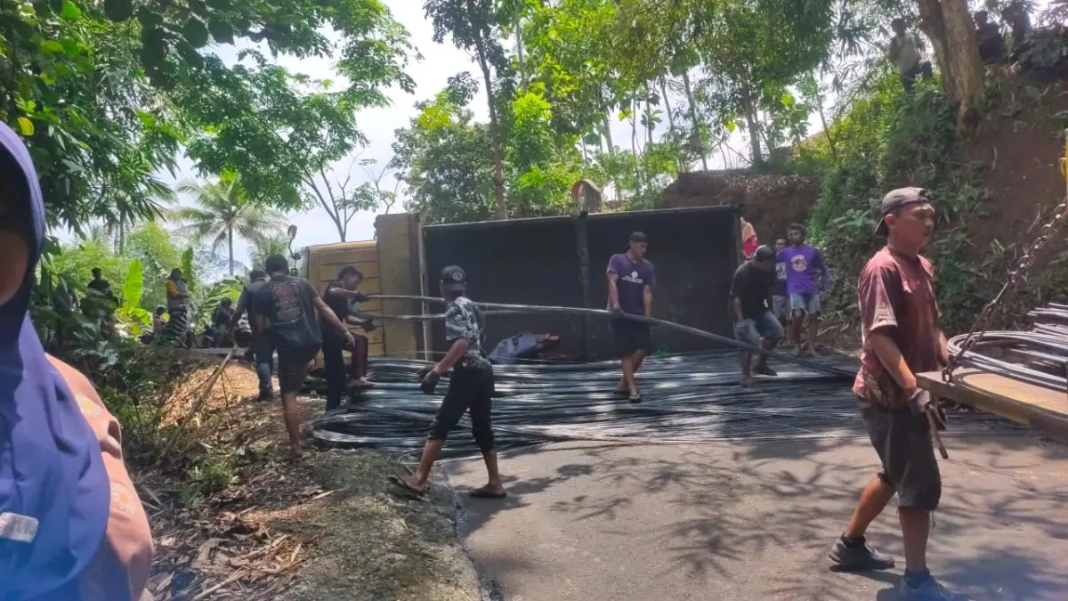 Truk Terguling di Tanjakan Salawe Cimaragas Ciamis